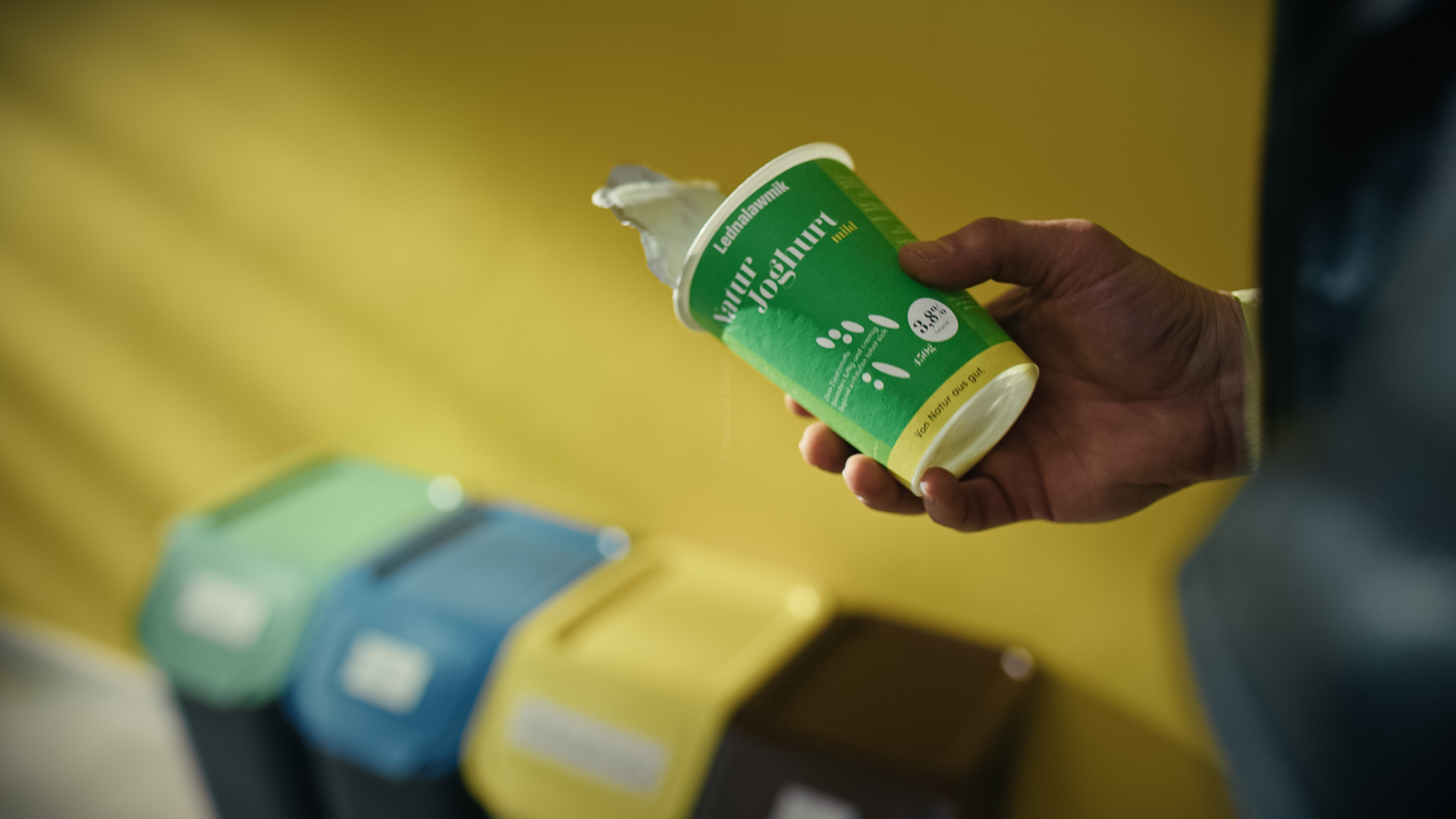 Joghurtbecher und Mülltonnen