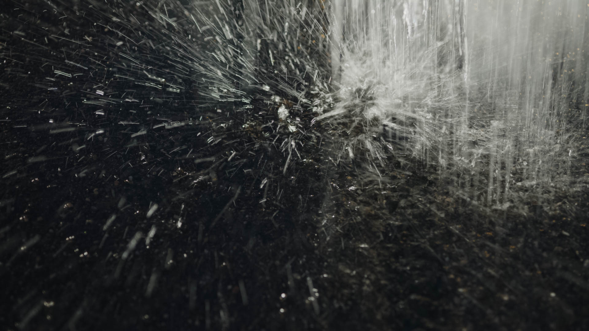 Filmstill 06 – Titelkarte und zuckender Fuß